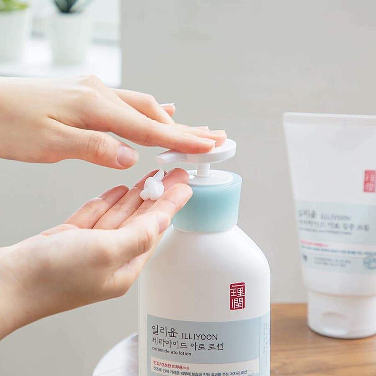 ILLIYOON Ceramide Ato Lotion texture
